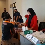 Petugas Dinkes P2KB Sumenep saat memeriksa salah satu sopir bus