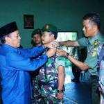  Bupati menyematkan tanda pelatihan pada anggota TNI Kodim 0812 Lamongan. (Haris/BangsaOnline)