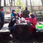 Para pedagang dan karyawan Monumen Suryo Ngawi sedang menjalani rapid test massal demi antisipasi penyebaran covid-19
