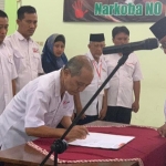 Ketua PMI terpilih Kabupaten Tuban Budi Wiyana melakukan penandatanganan berita acara pelantikan disaksikan Ketua PMI Jatim Imam Utomo.