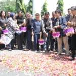 TABUR BUNGA - Redaksi dan wartawan Jawa Pos Grup tabur bunga di lokasi kejadian kecelakaan, di utara Terminal Purabaya, Waru Sidoarjo, Senin (4/8/2014). foto : nanang ichwan/BangsaOnline