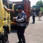 Seorang petugas sedang menanyakan kelengkapan surat kendaraan dalam operasi gabungan di Beji Pasuruan.
