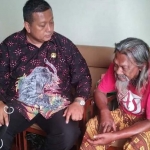 Ketua DPRD Kabupaten Kediri Dodi Purwanto ketika membesuk Mbah War, Jumat (9/4) lalu. (foto: ist.)