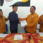 Bakal calon wali kota Kediri Sujono Teguh Wijaya saat mendaftar ke kantor DPC Partai Hanura. foto: ARIF K/BANGSAONLINE