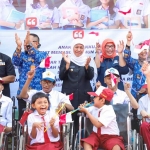 Khofifah Indar Parawansa saat peringatan Hari Pendidikan Internasional di Surabaya bersama murid penyandang disabilitas. Foto: Ist.