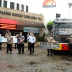 Foto bersama usai penandatanganan MOU bantuan disinfektan dari  Pabrik Kertas PT. Tjiwi Kimia.