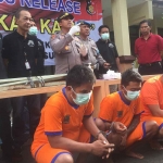 Polsek Gubeng saat rilis aksi pencurian Drainase di Ngagel Jaya, Senin (27/3/2023)