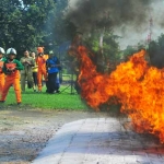 Siswa SDN Petrokimia ketika simulasi pemadaman api. foto: SYUHUD/ BANGSAONLINE