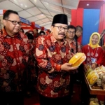 Gubernur Jawa Timur dan Menteri Koperasi ketika meninjau stand-stand UMKM dalam peringatan HUT Koperasi ke-70 di Tulungagung.