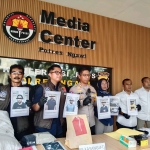 Kapolres Ngawi bersama pihak lapas saat menunjukkan barang bukti di konferensi pers