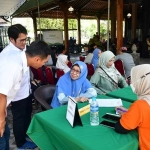 VP Komkor Petrokimia Gresik Rama Yuson Harbiansyah (kanan) berbincang dengan salah satu guru ngaji. Foto: ist.
