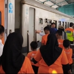 Anak-anak Disabilitas saat akan Naik Kereta Api Gratis. Foto: Muji Harjita/BANGSAONLINE
