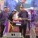 Wali kota Kediri Vinanda Prameswati saat menerima Prasasti Kwak di acara Manusuk Sima. (Ist)
