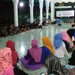 Suasa doa bersama kader PMII STKIP PGRI Sumenep. foto: rahmatullah/ BANGSAONLINE