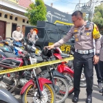 Kasatlantas Polres Kediri, AKP Mega Satriatama, saat menunjukkan kendaraan yang terjaring dalam Operasi Zebra Semeru 2025. Foto: Ist