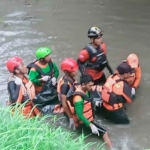 Petugas gabungan saat mengevakuasi korban tenggelam di Sungai Blembem, Kabupaten Kediri. Foto : Ist