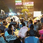 Ngaji sambil ngopi bersama Lora Abbas Muhammad Katandur dari Ponpes Al Hamidy Banyuanyar di taman Arek Lancor Pamekasan.