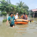 Petugas BPBD mengevakuasi korban banjir luapan Bengawan Solo di Desa Bungah, Kecamatan Bungah. Foto: Ist.