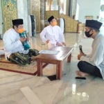 Dr. KH. Muhammad Sudjak (kiri) saat menuntun pemuda milenial Ardhi Prayoga Krisbayunda P membaca dua kalimat syahadat di Masjid Nasional Al-Akbar Surabaya, Jumat (12/6/2020). foto: MMA/ bangsaonline.com