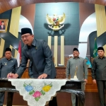 Ketua DPRD Pasuruan M. Sudiono Fauzan saat menandatangani KUA-PPAS 2024.