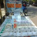 Salah satu jasa penukaran uang yang dijumpai di jalan Sudirman Kecamatan Pare Kabupaten Kediri. (foto: dendi martoni/BANGSAONLINE)