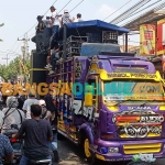 Sound horeg yang mengiringi jalan sehat di Desa Pelemwatu, Kecamatan Menganti, Gresik. Foto: SYUHUD/BANGSAONLINE