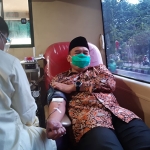 PEDULI: Bambang Haryo Soekartono (BHS) donor darah di Bus UTD PMI Sidoarjo, Rabu (13/1/2021). (foto: MUSTAIN/ BANGSAONLINE)