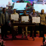 Tiga kepala daerah di Malang Raya menunjukkan dokumen kerja sama.