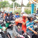 BAKSOS: Pengurus MPC PP Sidoarjo saat membagikan takjil gratis kepada pengendara motor, di Jl Jenggolo, Rabu (8/5) sore. foto: ist