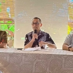 Kajari Kediri, Pradhana Probo Setyarjo, saat menggelar konferensi pers didampingi Kasi Intelijen Kejari Kediri, Iwan Nuzuardhi (kiri) dan Kasi Pidsus, Yuda Virdana Putra. Foto: Muji Harjita.