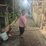 Warga saat menunjukkan lokasi percobaan bunuh diri di Surabaya.