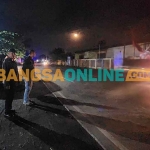 Petugas saat melakukan patroli di jalan raya dalam rangka mengantisipasi pembegalan. Foto: ANDI SIRAJUDIN/BANGSAONLINE