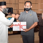Bupati Lamongan, Fadeli saat menyerahkan nota keuangan kepada Ketua DPRD Lamongan, Abdul Ghofur. (foto: ist)