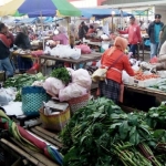 Pedagang sayur di pasar Kota Batu berharap segera dipindahkan ke lokasi yang baru.