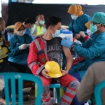 Vaksinasi menyasar 1.000 peserta di Main Entrance SBI Pabrik Tuban, Desa Merkawang, Kecamatan Tambakboyo, Kabupaten Tuban, Selasa (6/7/2021). (foto: ist)