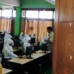 SERIUS. Siswa-siswi SMKN 4 Bojonegoro tampak serius mengerjakan soal Unas dengan sistem CBT. Unas ditunda pukul 17.00 WIB setelah tadi server komputernya tidak konek. Foto: Eky Nurhadi/BANGSAONLINE