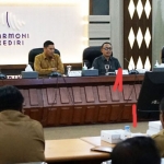 Wali Kota Kediri Abdullah Abu Bakar (nomor 2 dari kiri)  saat memimpin rapat.