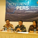 KONFERENSI PERS: Kepala Kanwil DJP Jatim II Neilmaldrin Noor menjelaskan tentang program PAS-Final, Senin (27/11). foto: MUSTAIN/ BANGSAONLINE