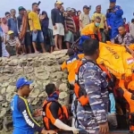 Proses pengangkatan jasad Darwin ke daratan usai dievakuasi oleh Tim SAR gabungan. (dok. Ist)