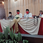 Teno-Hasyim didampingi pimpinan partai dan Masayikh Sidogiri K.H. Abdulloh Siroj Saukat. (foto: ist).