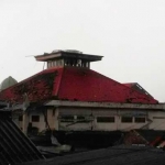 Kubah masjid yang berada di Desa Tambak Sawah juga ikut terkena imbas angin puting beliung hingga terlepas.