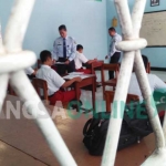 Enam anak didik pemasyarakatan LPKA kelas I Blitar saat mengikuti USBN. foto: AKINA/ BANGSAONLINE