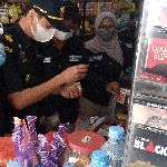 Petugas saat memeriksa pita cukai rokok di wilayah Kecamatan Kare, Kabupaten Madiun.