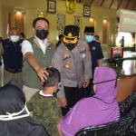 Bupati Baddrut Tamam bersama Forkopimda Kabupaten Pamekasan memantau langsung proses vaksinasi covid-19 di Mandhapa Aghung Ronggosukowati. 