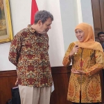 Gubernur Jatim, Khofifah Indar Parawansa saat berbincang dengan Duta Besar Swedia untuk Indonesia, Daniel Blockert.