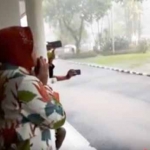 Wali Kota Surabaya Tri Rismaharini khusyuk berdoa saat menyaksikan Surabaya diguyur hujan lebat.