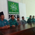 Ketua DPC PKB Lumajang, Anang Ahmad Syaifuddin (tengah) didampingi Ketua PCNU Lumajang dan sejumlah pengurus Partai.


