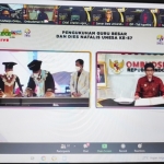 Rektor Unesa Prof Nur Hasan di Graha Unesa, Surabaya (tengah, foto kiri) dan anggota pimpinan Ombudsman RI Johannes Widijantoro di kantor Ombudsman RI, Jakarta, menandantangani MoU pengawasan pelayanan publik secara online. foto: istimewa