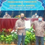 Ketua KWG M. Syuhud AM saat menerima surat istimewa dari Ketua Musang KWG M. Masduki. foto: ist.