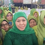 Ketua Umum PP Muslimat NU, Khofifah Indar Parawansa didampingi Ketua PC Muslimat NU Kabupaten Kediri, Mudawamah (kanan) saat memberi keterangan kepada wartawan. Foto: Muji Harjita/BANGSAONLINE